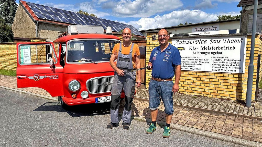 Sponsorentreffen vor dem 14. Jessener Ostmobiltreffen in Mügeln. Der stellvertretende  Vereinsvorsitzende des Ifa-Freunde  Jessen, Christian Burkhardt,  trifft sich mit Jens Thomä (l.) in Axien. Der Barkas B 1000 hinter den Männern ist wieder voll einsatzbereit. 