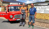 Sponsorentreffen vor dem 14. Jessener Ostmobiltreffen in Mügeln. Der stellvertretende  Vereinsvorsitzende des Ifa-Freunde  Jessen, Christian Burkhardt,  trifft sich mit Jens Thomä (l.) in Axien. Der Barkas B 1000 hinter den Männern ist wieder voll einsatzbereit. 