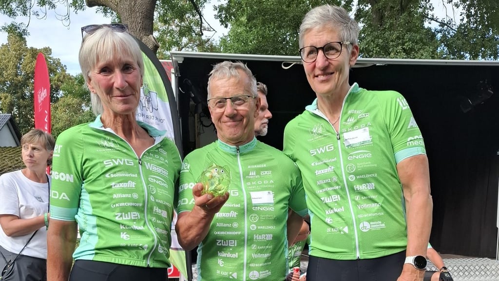 Mitglieder des Vereins Kinderlachen009 Rügen fuhren bei der Tour der Hoffnung 2025 mit (von links): Antje Coordt, Roland Jahn aus Stapelburg und Olympiasiegerin Kathrin Boron.