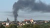 Eine gigantische Rauchwolke hängt über der Lutherstadt: Eine Recyclingfirma in Eisleben hat Feuer gefangen.