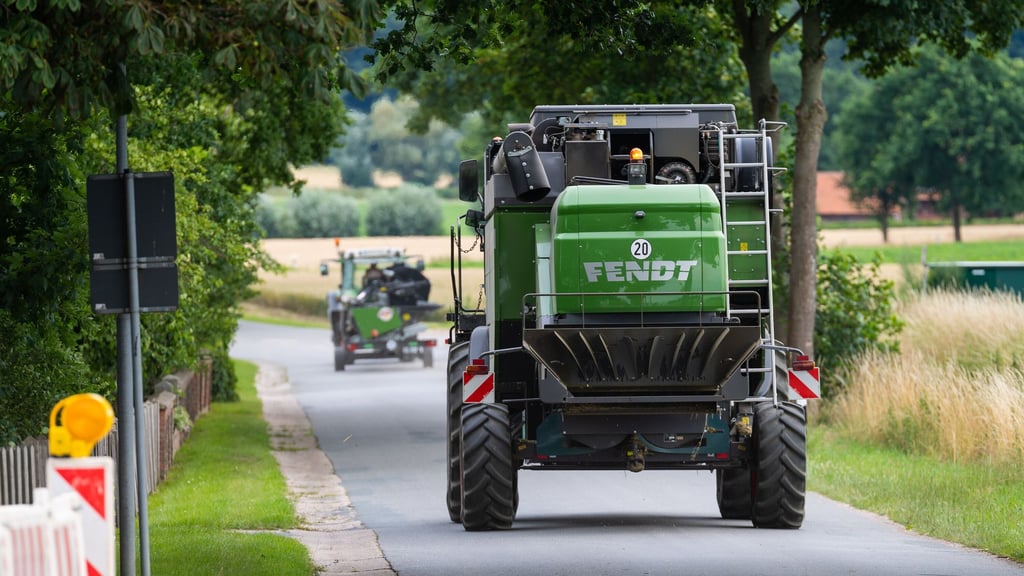 Ist ausreichend Platz und die Strecke gut einsehbar? Auto- und Motorradfahrer sollten vor allem beim Überholen landwirtschaftlicher Fahrzeuge noch vorsichtiger sein.