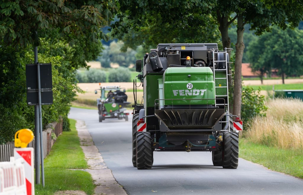 Ist ausreichend Platz und die Strecke gut einsehbar? Auto- und Motorradfahrer sollten vor allem beim Überholen landwirtschaftlicher Fahrzeuge noch vorsichtiger sein.