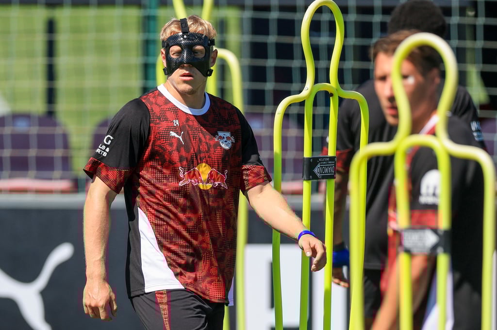 Xaver Schlager mit Maske beim Training vor dem Saisonauftakt in Sandhausen