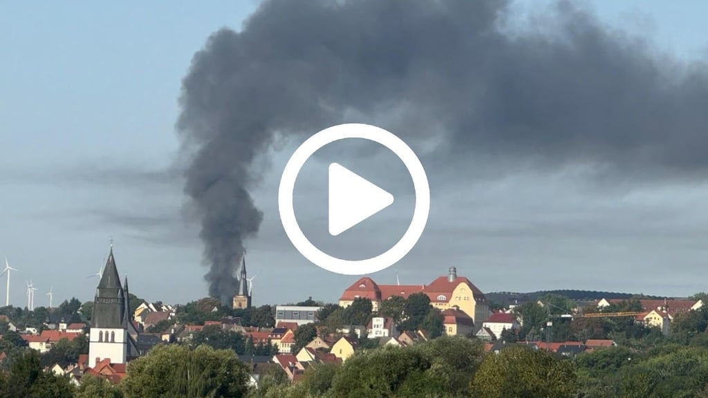 Eine gigantische Rauchwolke hing über der Lutherstadt: Eine Recyclingfirma in Eisleben hatte Feuer gefangen.