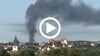 Eine gigantische Rauchwolke hängt über der Lutherstadt: Eine Recyclingfirma in Eisleben hat Feuer gefangen.