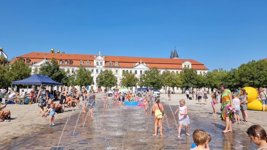 Hier lässt es sich doch aushalten! Das Domplatzplanschen in Magdeburg ist beliebt bei kleinen und großen Planschern.
