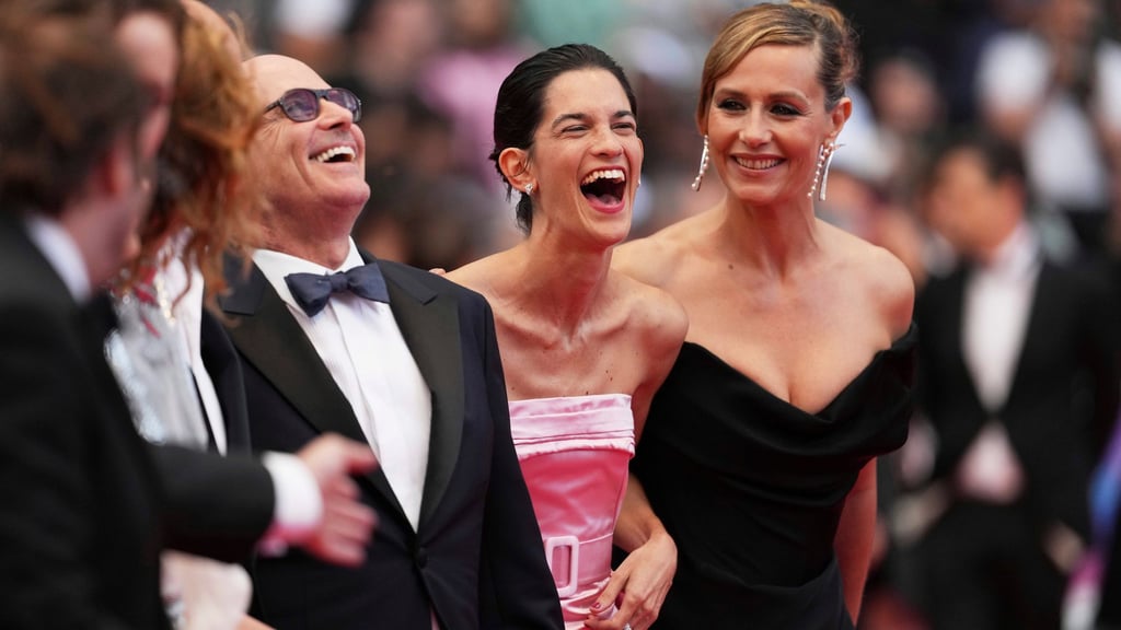 Die Darsteller Bruno Levy (l-r), Suzanne Lindon und Cecile de France bei der Premiere in Cannes im Mai 2025.