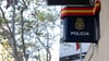 Spanische Polizisten haben auf Mallorca einen jungen Deutschen festgenommen, der in ein Hotelzimmer eingedrungen und dort einer wildfremden Frau ans Bein gefasst hat. Der Vorwurf lautet auf sexuelle Belästigung.