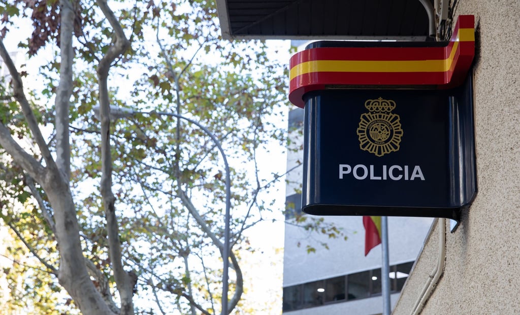 Spanische Polizisten haben auf Mallorca einen jungen Deutschen festgenommen, der in ein Hotelzimmer eingedrungen und dort einer wildfremden Frau ans Bein gefasst hat. Der Vorwurf lautet auf sexuelle Belästigung.