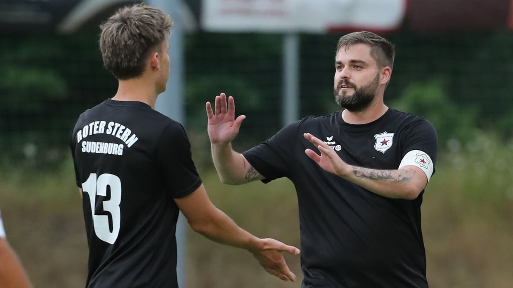 Lennard Schmerler (l.) und Kenny Kreiser sind mit Landesklassist Roter Stern Sudenburg beim FC International zu Gast.