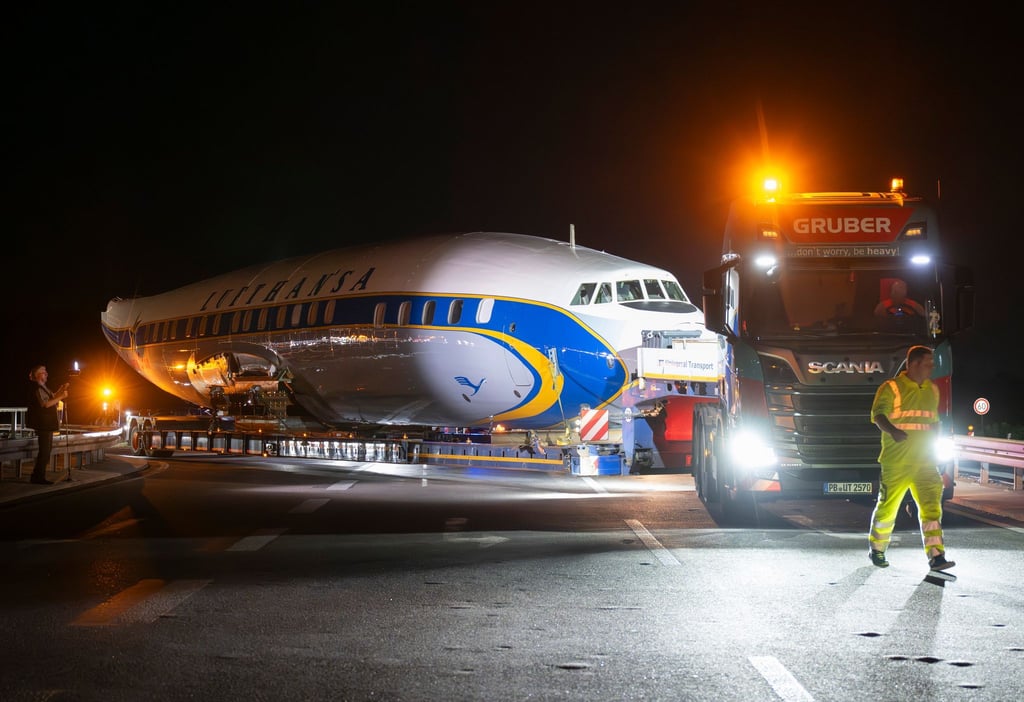 Per Schwertransport kommt das historische Flugzeug nach Frankfurt.