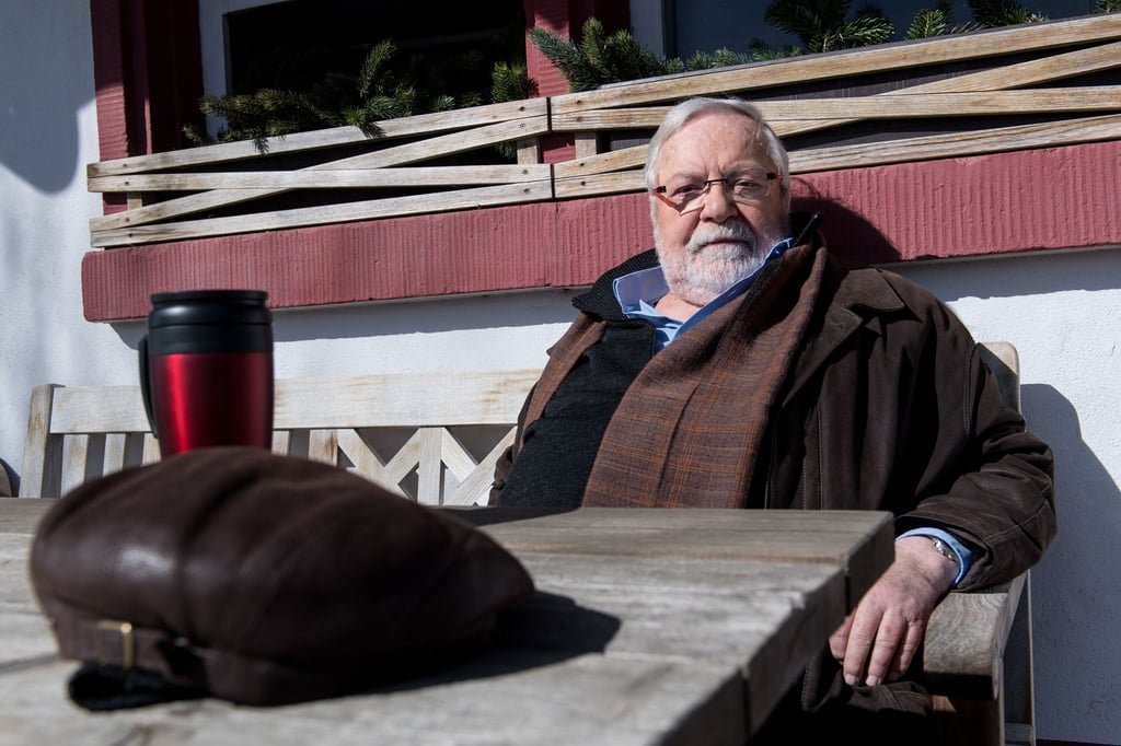 Schauspieler Wolfgang Hepp sitzt bei den Dreharbeiten für die 1000. „Fallers“-Folge am Set. 299 Episoden später wird er ein letztes Mal zu sehen sein. (Archivbild)