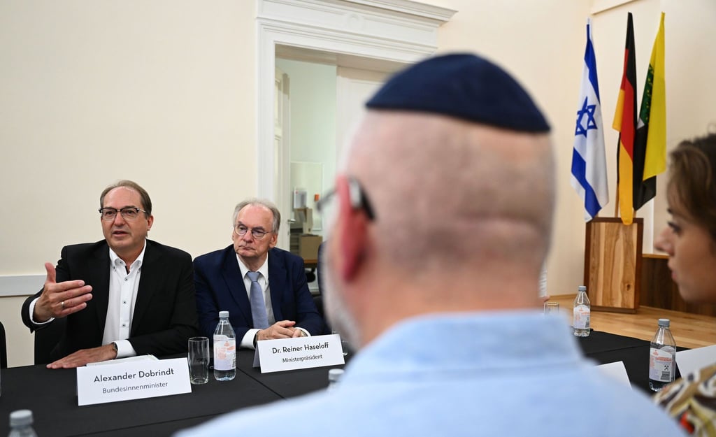 Bundesinnenminister Alexander Dobrindt (CSU) sagt, die als propalästinensisch benannten Demonstrationen seien aus seiner Sicht Israelhass-Demonstrationen.