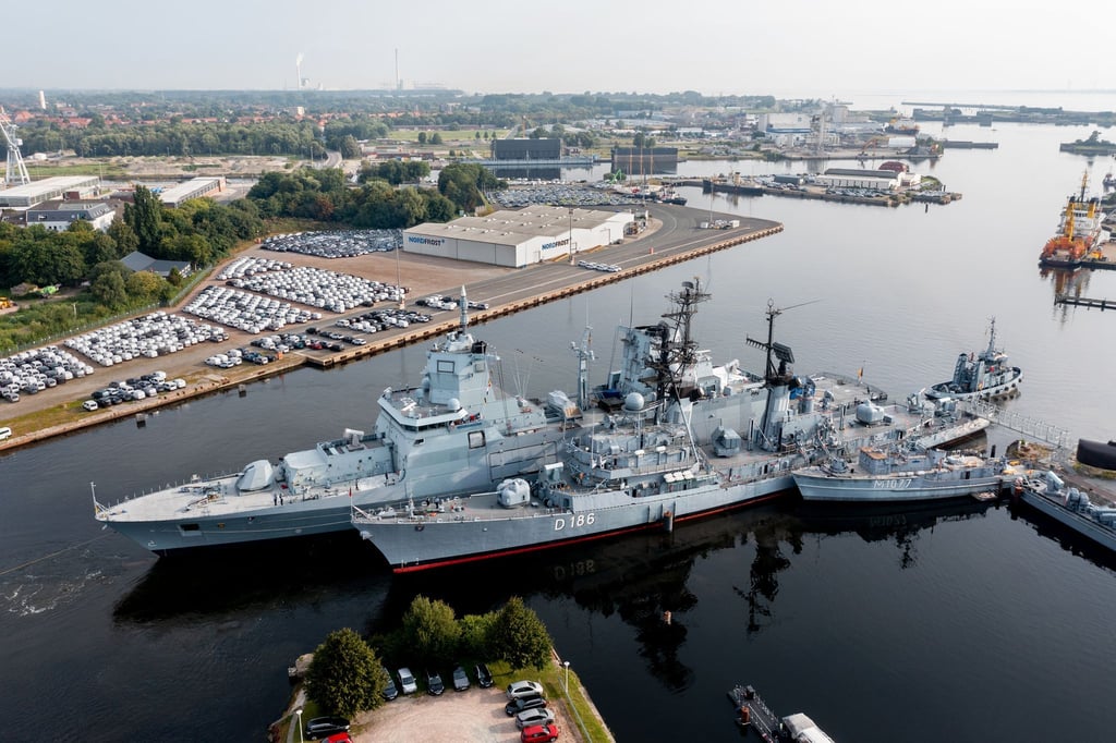 Zwei Generationen von Kriegsschiffen liegen in Wilhelmshaven dicht an dich.