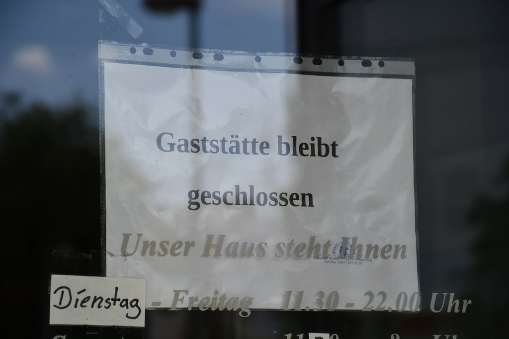 „Gaststätte bleibt geschlossen“ steht am Eingang des Magdeburger Restaurants.