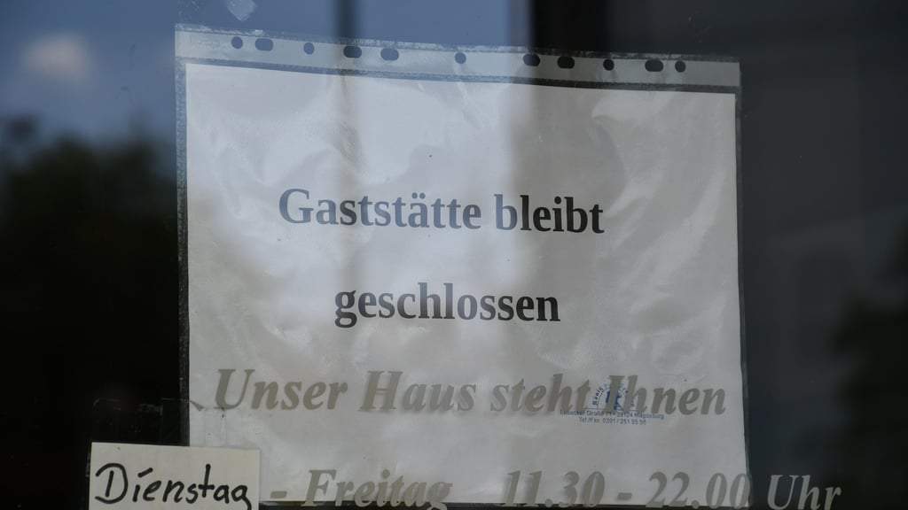 „Gaststätte bleibt geschlossen“ steht am Eingang des Magdeburger Restaurants.