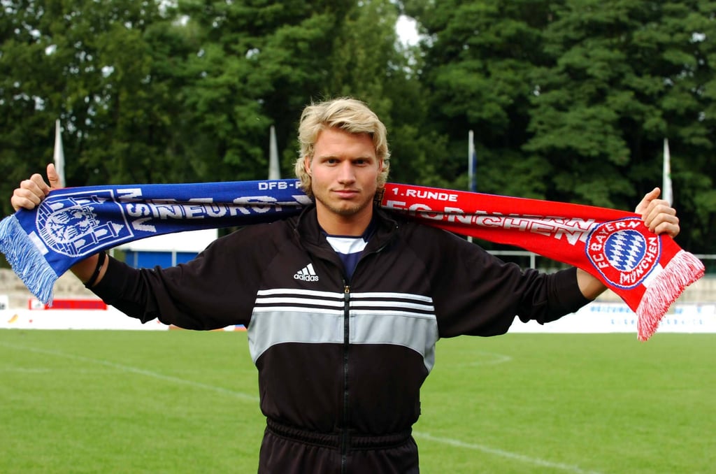 Vor dem Spiel, das ihn bekannt machte, präsentiert Marian Unger einen passenden Schal.