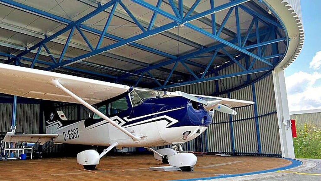 Blick in einen Rundhangar am Flugplatz Oppin