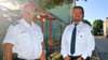 Die Calbenser Polizeibeamten André Bellmann (l.) und  Dominik Giese an der Grundschule.