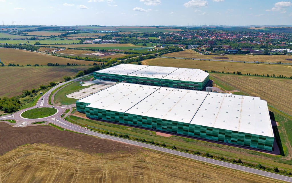 Die ersten beiden Riesenhallen von Panattoni an der A 14 bei Könnern aus der Vogelperspektive – sie stehen nun bereit zum Einzug.