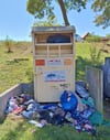 So sahen viele Altkleidercontainer zuletzt in Bad Dürrenberg aus, nun hat die AKS GmbH all ihre 20 Container aus der Solestadt abgezogen.