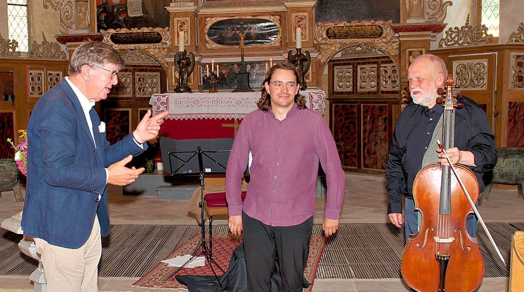 Der Vorsitzende des Gemeindekirchenrates, Reinhard Nehring (l.), bedankte sich bei den Musikern Julius Jung und Ludwig Frankmar für das Konzert in der Schlosskirche Neindorf.