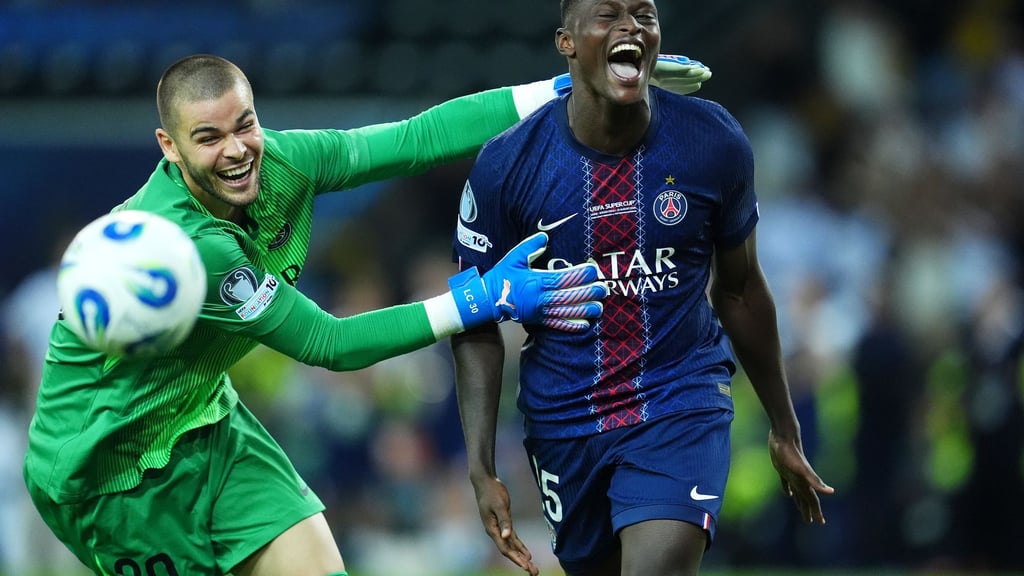 Torwart Lucas Chevalier (l) und Nuno Mendes von Paris Saint-Germain feiern den Supercup-Sieg gegen Tottenham Hotspur.