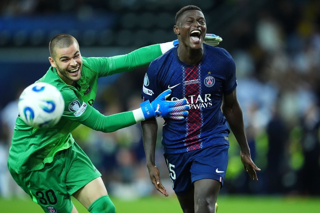 Torwart Lucas Chevalier (l) und Nuno Mendes von Paris Saint-Germain feiern den Supercup-Sieg gegen Tottenham Hotspur.
