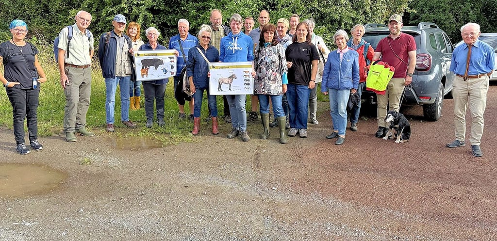 An der Wanderung zum Naturschutzgebiet „Salzwiesen" in Hecklingen nahmen nicht nur Experten, sondern zahlreiche interessierte Bürger teil.