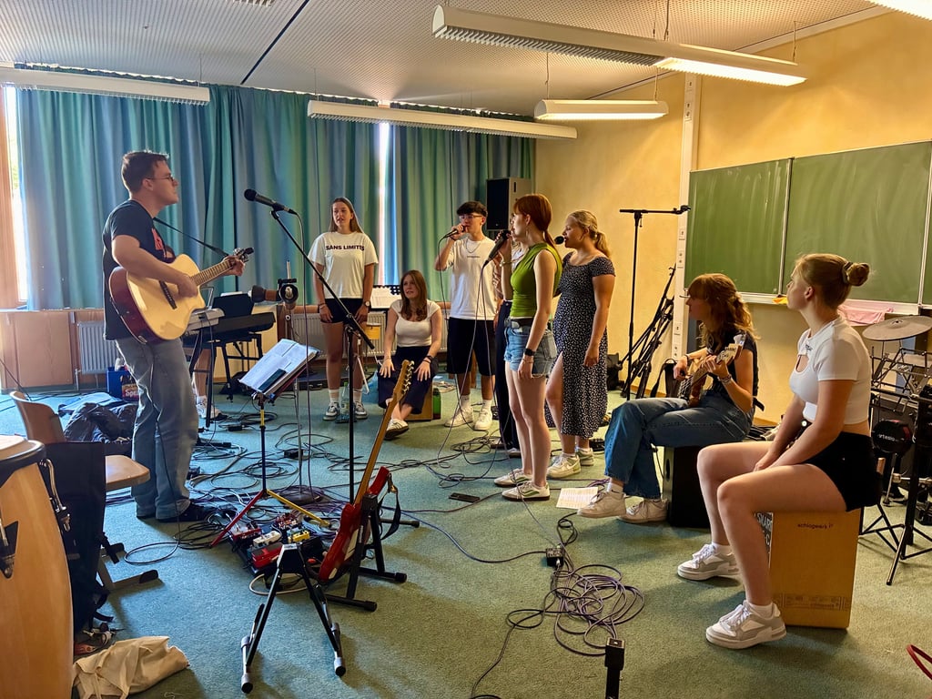 Lehrer Johannes Wagner (links) probt gemeinsam mit der Schülerband „AGB“ für den anstehenden Wettbewerb.