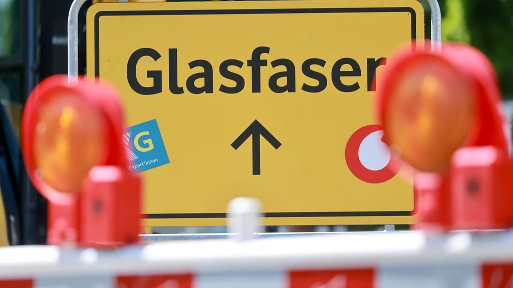 Hier wird Glasfaser verlegt, wie an einem Schild in Erfurt zu erkennen ist.