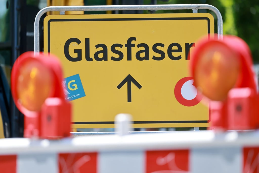 Hier wird Glasfaser verlegt, wie an einem Schild in Erfurt zu erkennen ist.