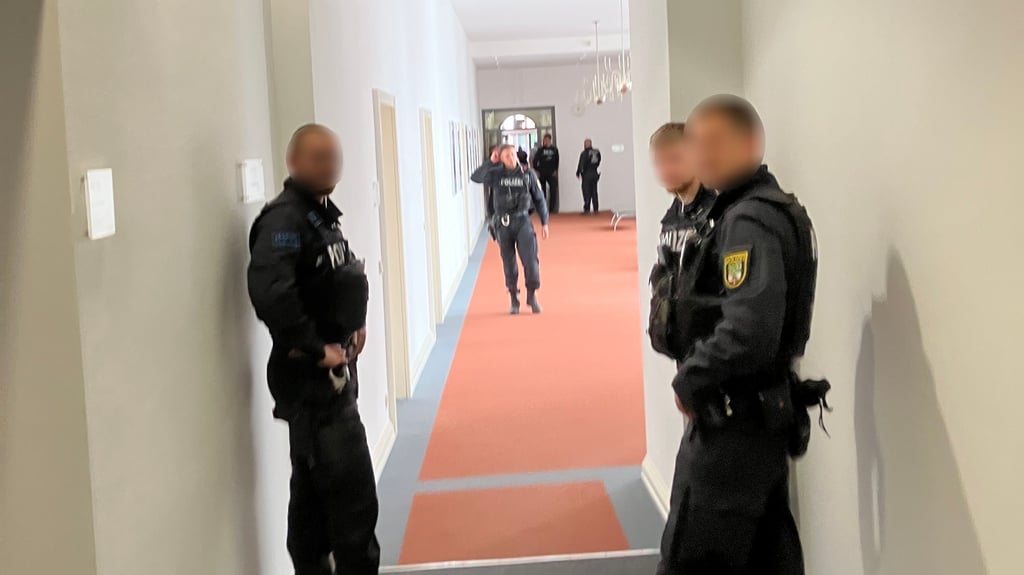 Magdeburg, 1. Juli 2025: Bewaffnete Bereitschaftspolizisten haben sich auf einem Landtagsflur postiert.
