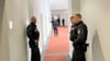 Magdeburg, 1. Juli 2025: Bewaffnete Bereitschaftspolizisten haben sich auf einem Landtagsflur postiert.