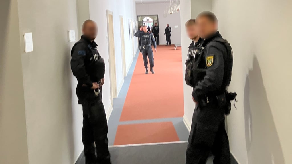 Magdeburg, 1. Juli 2025: Bewaffnete Bereitschaftspolizisten haben sich auf einem Landtagsflur postiert.
