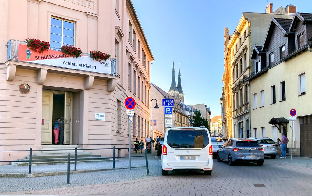 Einen Parkplatz an der Evangelischen Grundschule in Köthen zu finden, ist morgens vor Schulbeginn nicht einfach. Da werden Fahrzeuge dann auch schon mal dort abgestellt, wo eigentlich keiner ist.