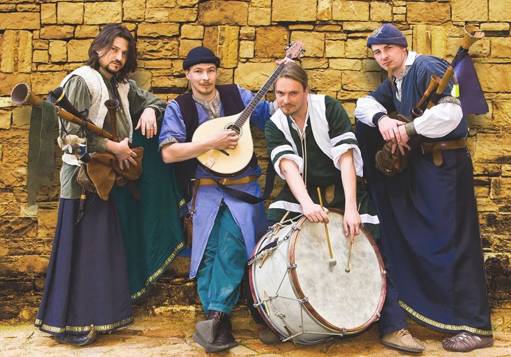 Band The Sandsacks laden auf den Marktplatz in Allstedt ein.