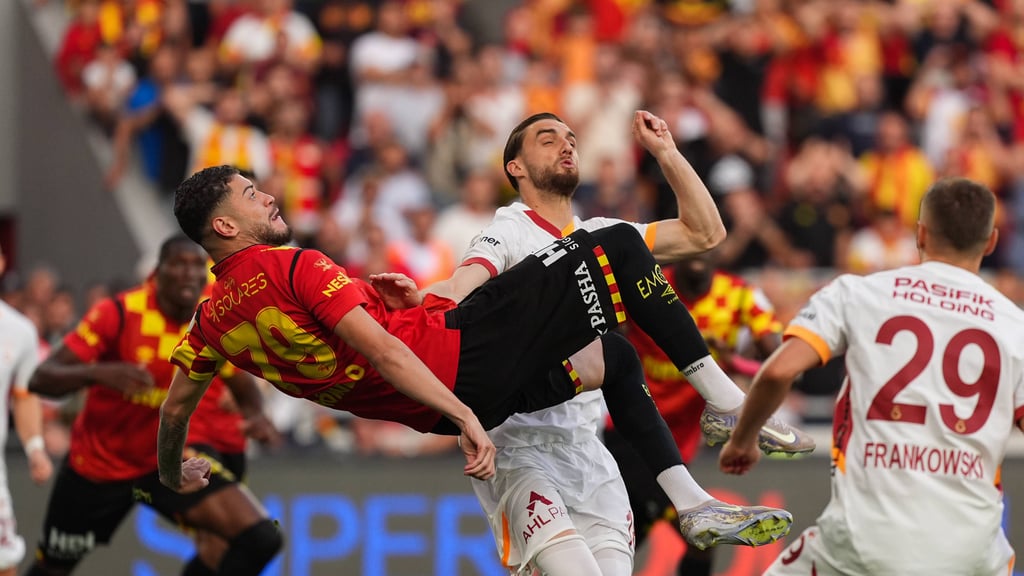 Romulo hier im Luftduell gegen Galatasaray.