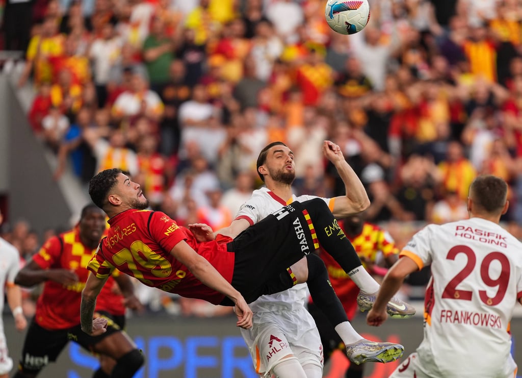 Romulo hier im Luftduell gegen Galatasaray.