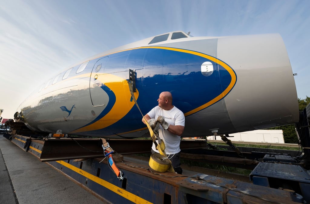 Per Schwertransport kommt das historische Flugzeug nach Frankfurt.