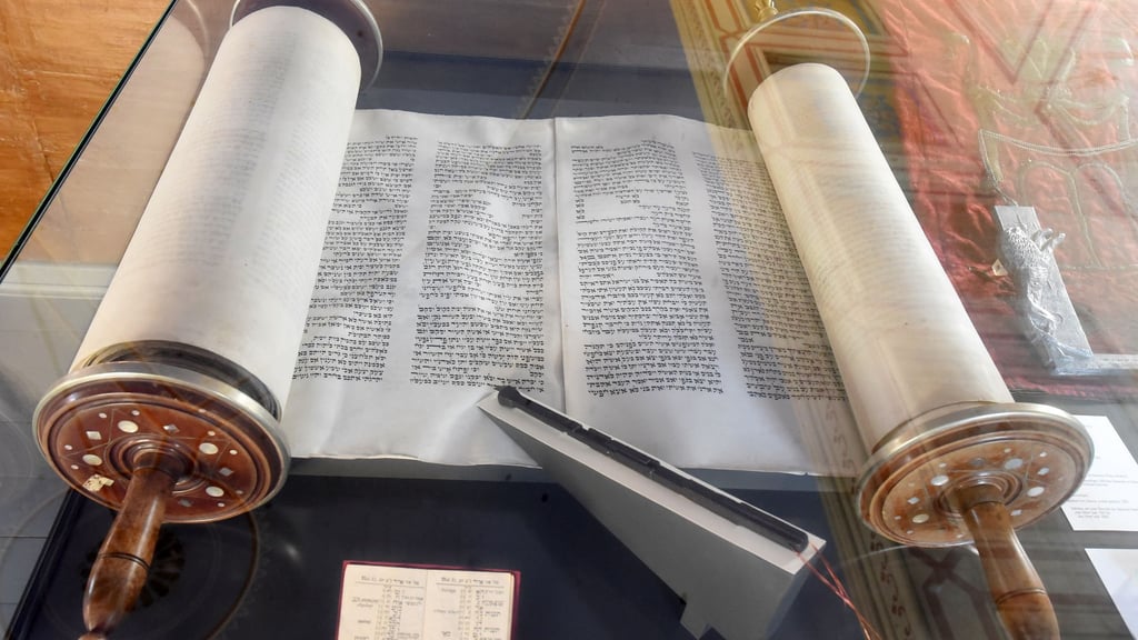 In Dresden wird eine Thora - die heilige Schrift des Judentums - demnächst öffentlich geschrieben. (Symbolbild)