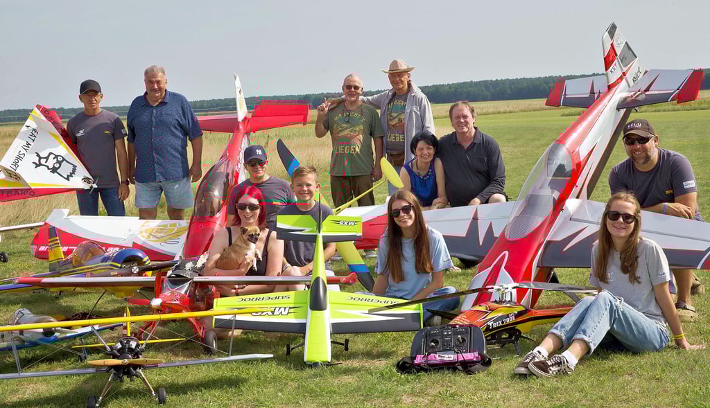 Jung und Alt frönt beim Modellflugclub (MFC) Jessen mit gleicher Freude demselben Hobby.