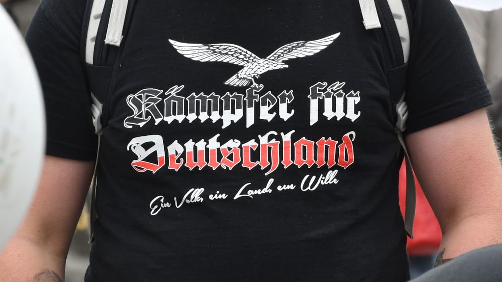 Im ersten Halbjahr registrierte die Polizei mehr Straftaten von Rechtsradikalen (Symbolbild).