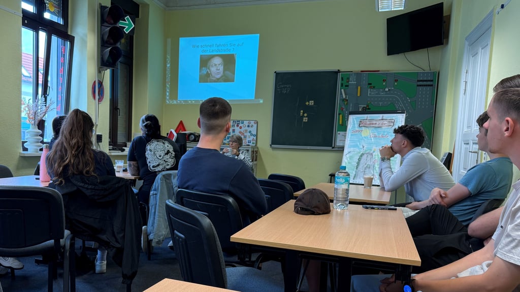 Fahrschüler der Fahrschule Sunny büffeln in einem Ferienkurs für die theoretische Fahrprüfung.