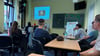 Fahrschüler der Fahrschule Sunny büffeln in einem Ferienkurs für die theoretische Fahrprüfung. 