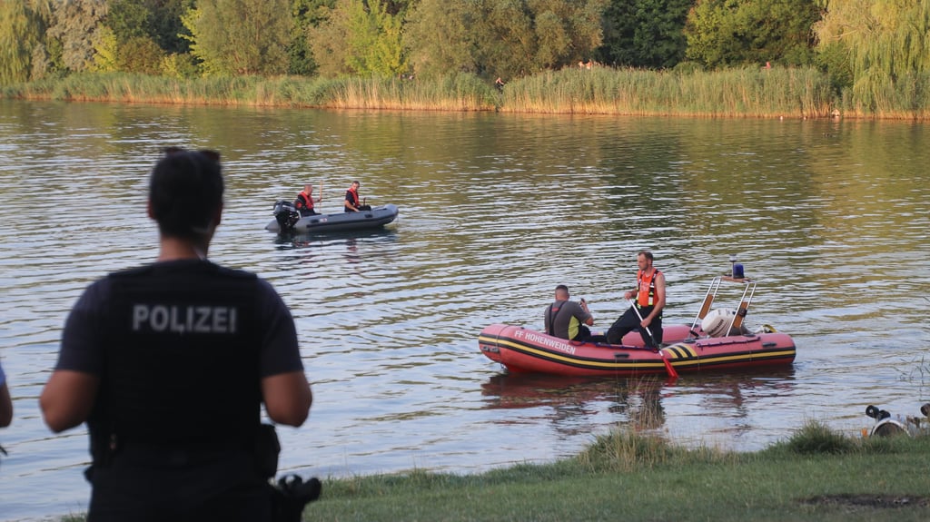 Am Hohenweidener See suchen Rettungskräfte am Donnerstag nach einem vermissten Kind.