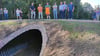 Die Freude über den ersten Meilenstein im Hessener Wegebau ist groß bei Henri Scholz (Strabag AG Gruppe Edlau), Klaus Bogoslaw (Teilnehmergemeinschaft Hessen), Steven Winter (Strabag AG), Thomas Schulze (Verband der Teilnehmergemeinschaften in Sachsen-Anhalt), Klaus Czychon (Teilnehmergemeinschaft Hessen), Bernd Weber (ALFF Mitte) und Hans-Werner Goy (Teilnehmergemeinschaft Hessen), von links. Hier auf dem Brückenbauwerk über der Kalbke auf dem Kolonnenweg W03.