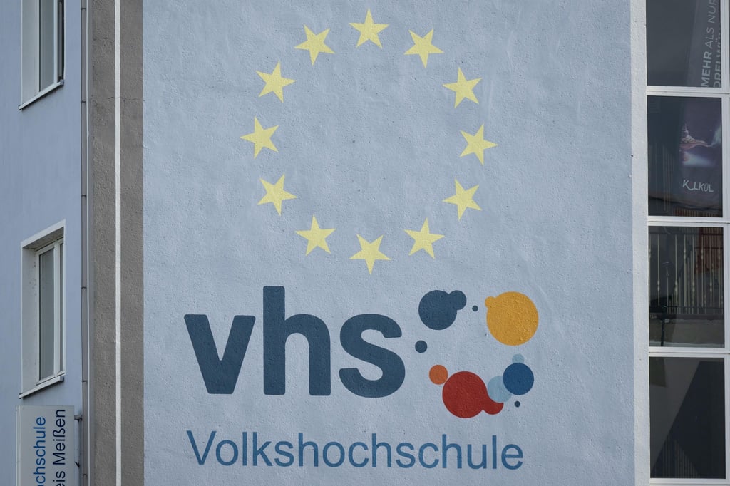 Lehrerfortbildungen finden künftig auch in Volkshochschulen statt. (Archivbild)