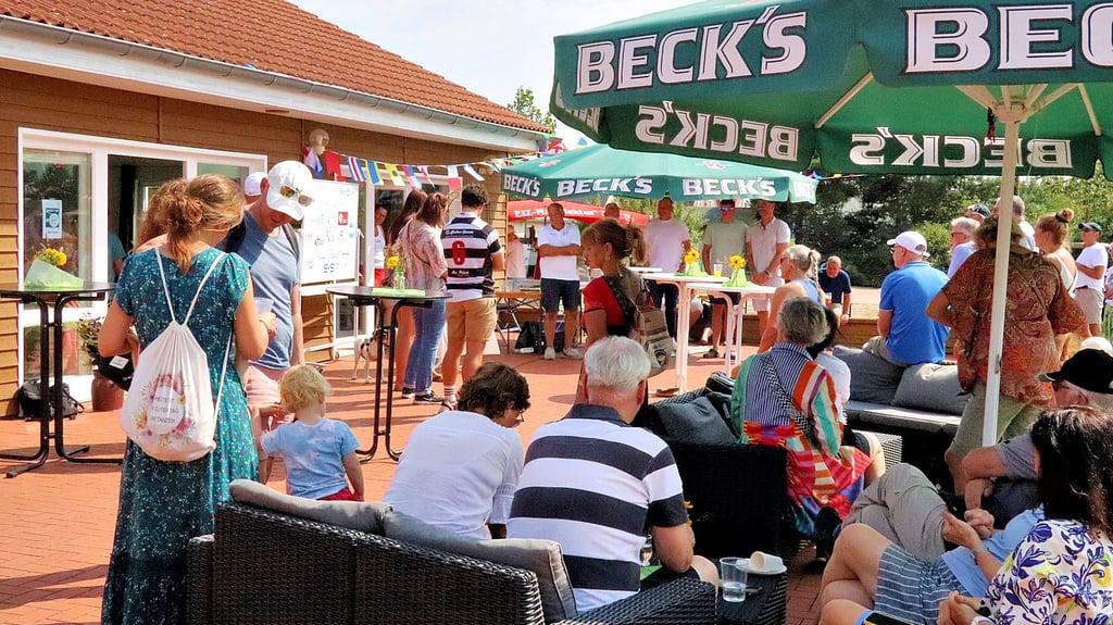 Zum Sommerevent des Biederitzer Tennisclub kamen viele Vereinsmitglieder, Gäste aus der Region und einiges an Sportprominenz.