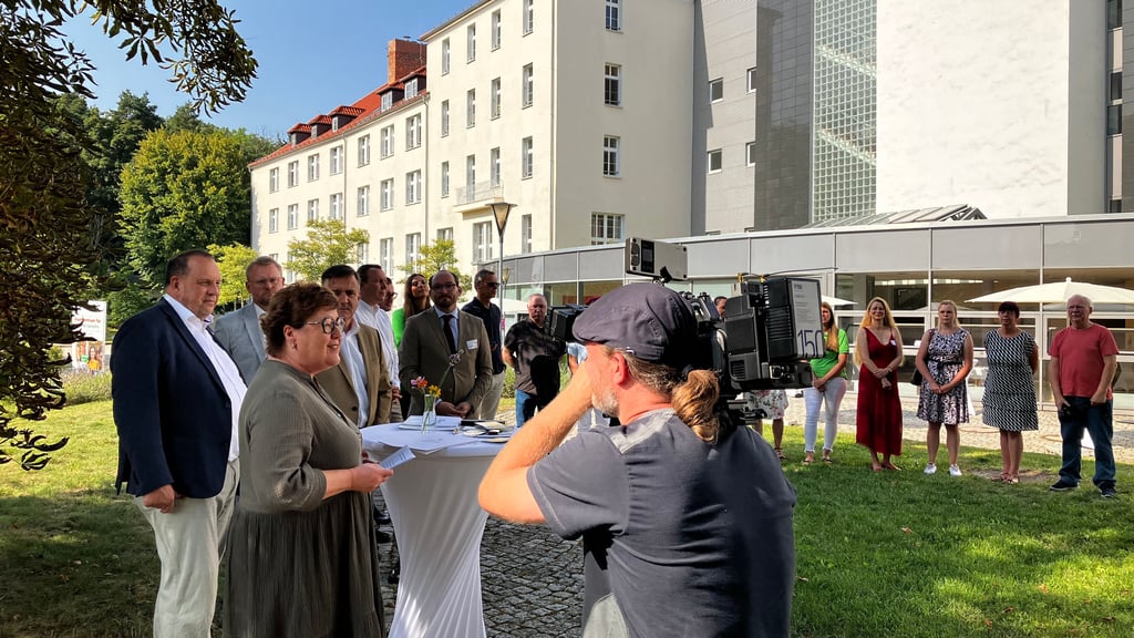 Sozialministerin Petra Grimm-Benne übergibt in Ballenstedt einen Fördermittelbescheid für den Umbau der ehemaligen Lungenklinik: Hier entstehen das erste kommunale Medizinische Versorgungszentrum Sachsen-Anhalts und das Diakoniezentrum Ballenstedt.